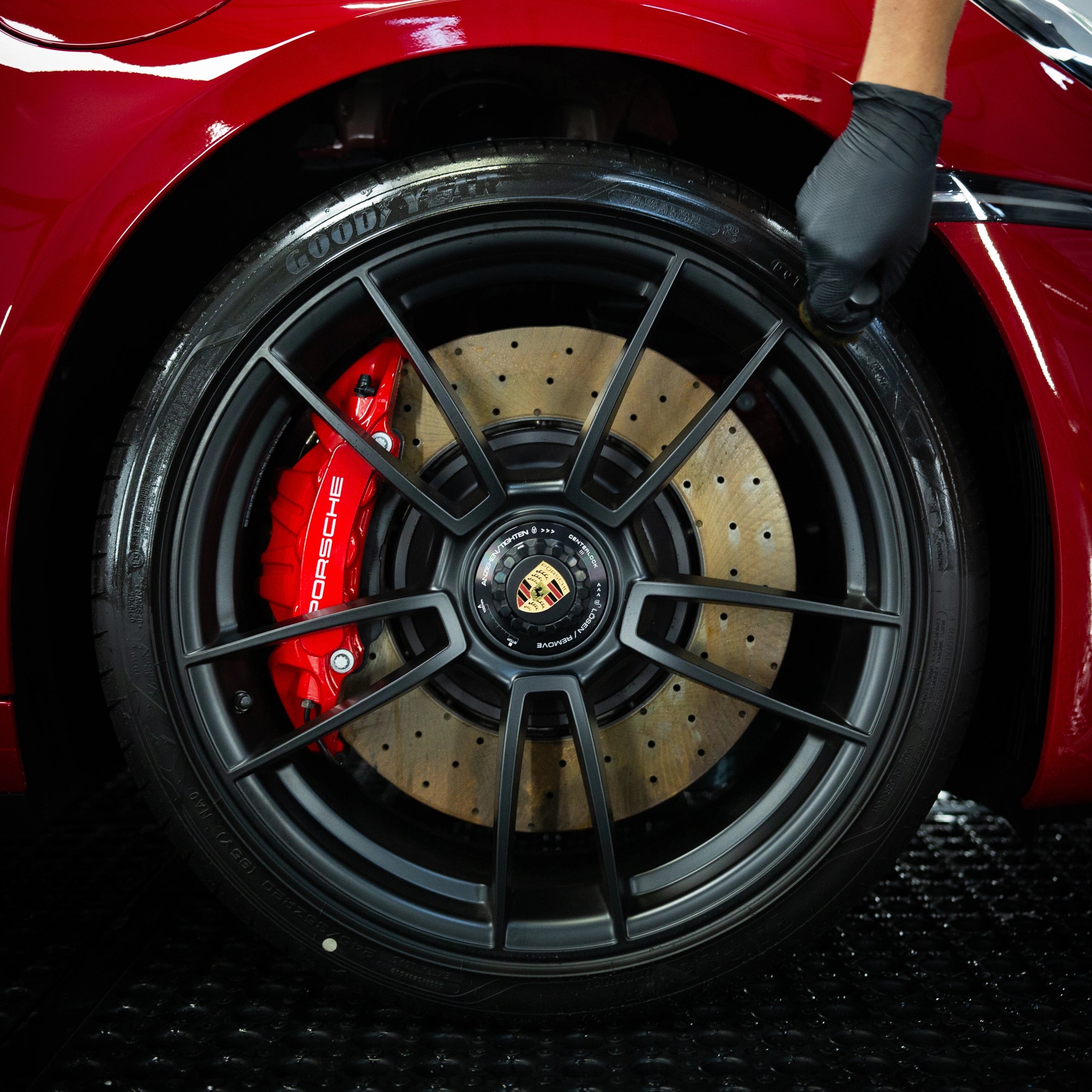 CARPRO DarkSide Tire & Rubber Sealant – essentieel in car detailing producten voor auto dieptereiniging, auto wassen producten, en krassen verwijderen auto. Ideaal als coating auto, glascoating auto, en keramische coating auto. Biedt uitstekende velg bescherming.