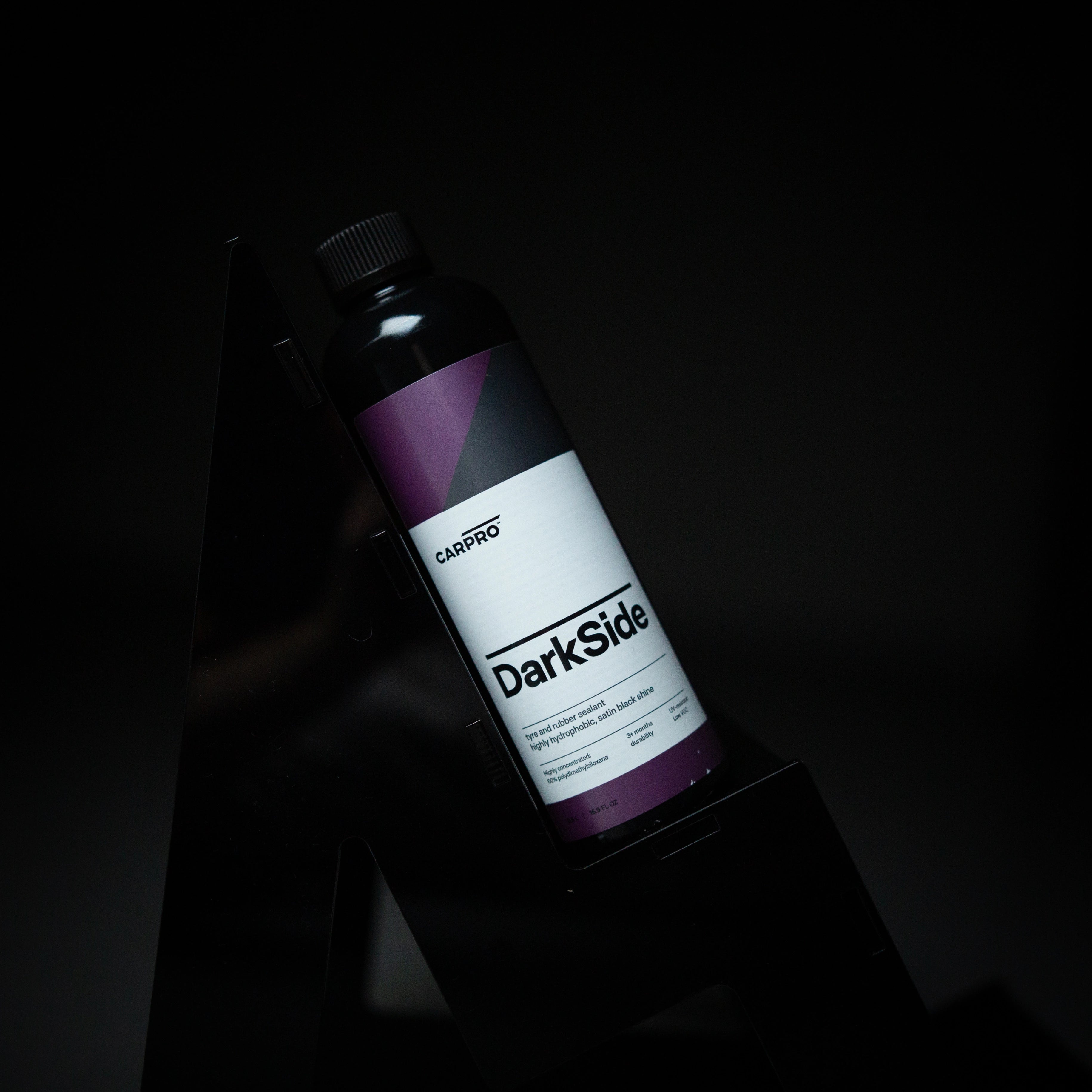 CARPRO DarkSide Tire & Rubber Sealant – essentieel in car detailing producten voor auto dieptereiniging, auto wassen producten, en krassen verwijderen auto. Ideaal als coating auto, glascoating auto, en keramische coating auto. Biedt uitstekende velg bescherming.