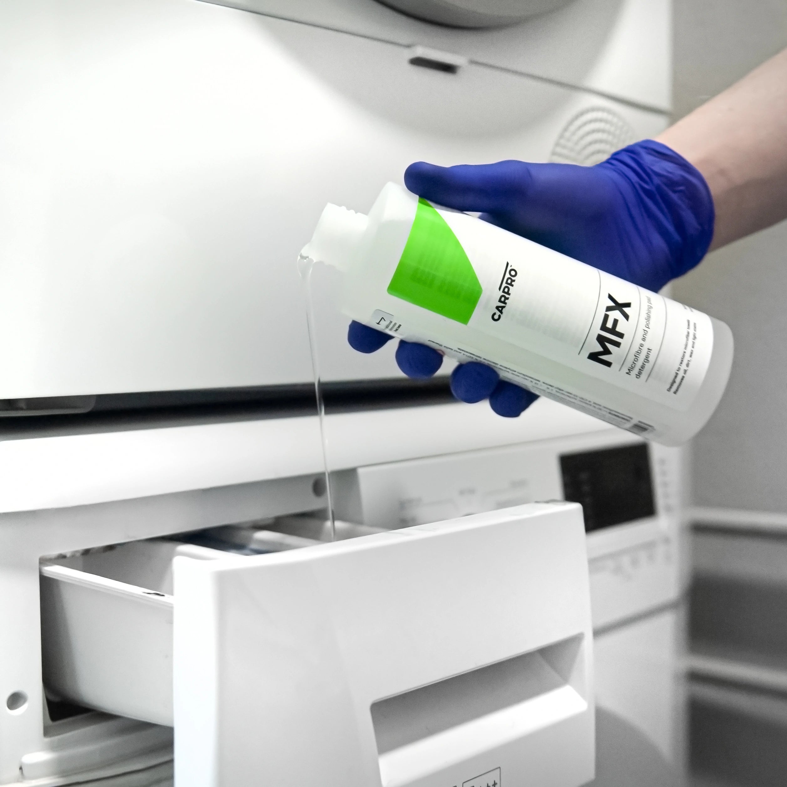 CARPRO MFx - essentieel in car detailing producten voor auto dieptereiniging, auto wassen producten, en krassen verwijderen auto. Ideaal als coating auto, glascoating auto, en keramische coating auto.