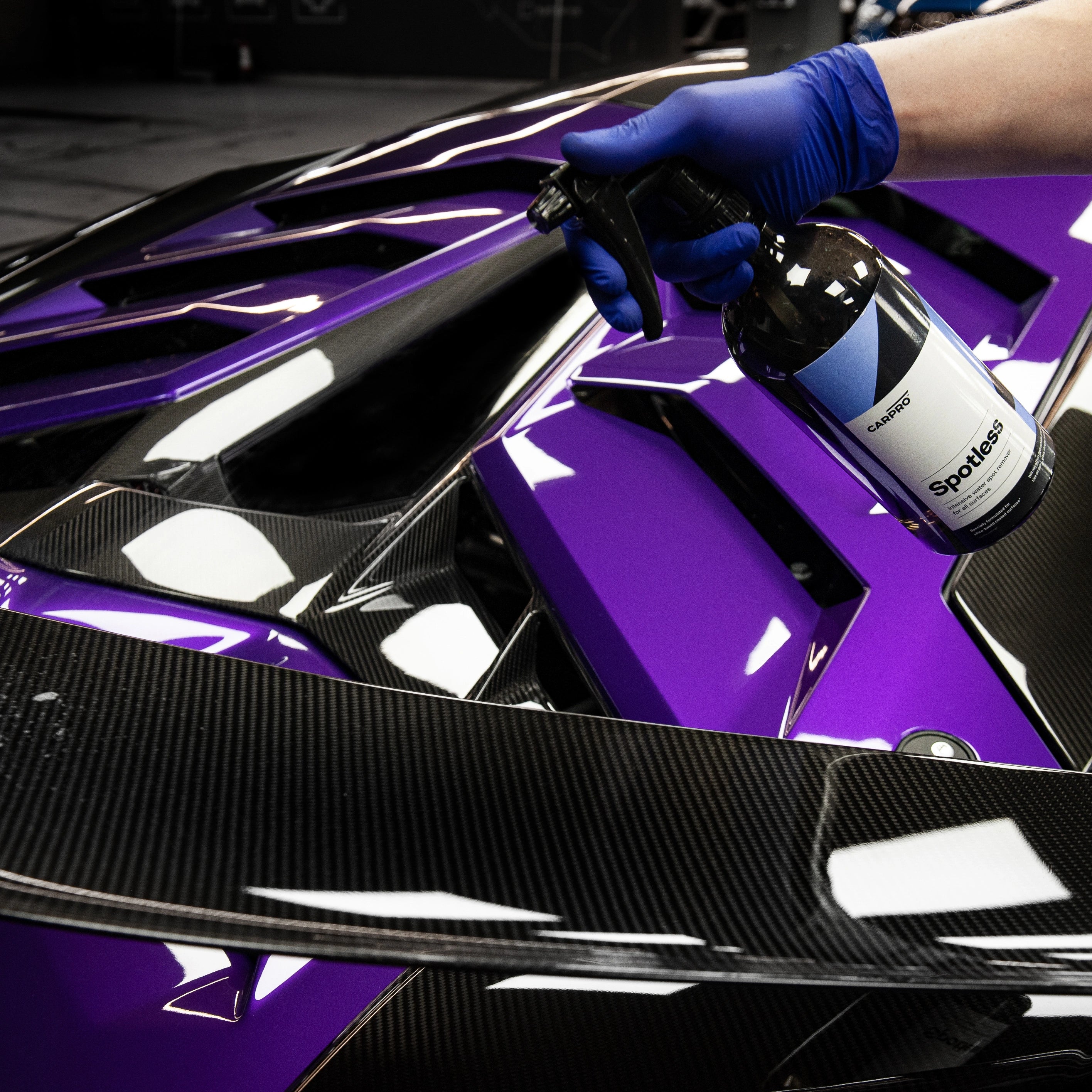 CARPRO SPOTLESS 2.0: Regenwater druppels verwijderen, is een veelzijdig product binnen car detailing producten. Ideaal als autowax voor auto wassen producten en dieptereiniging auto. Biedt een duurzame coating auto, vergelijkbaar met keramische coating auto, en zorgt voor optimale velg bescherming en het rubbers auto onderhouden.