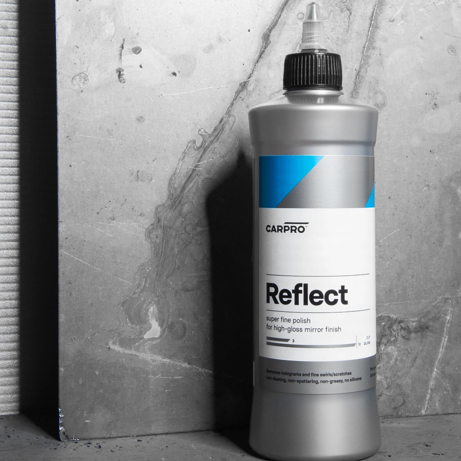 CARPRO Reflect - essentieel in car detailing producten voor auto dieptereiniging, auto wassen producten, en krassen verwijderen auto. Ideaal als coating auto, glascoating auto, keramische coating auto, polieren, polijsten.