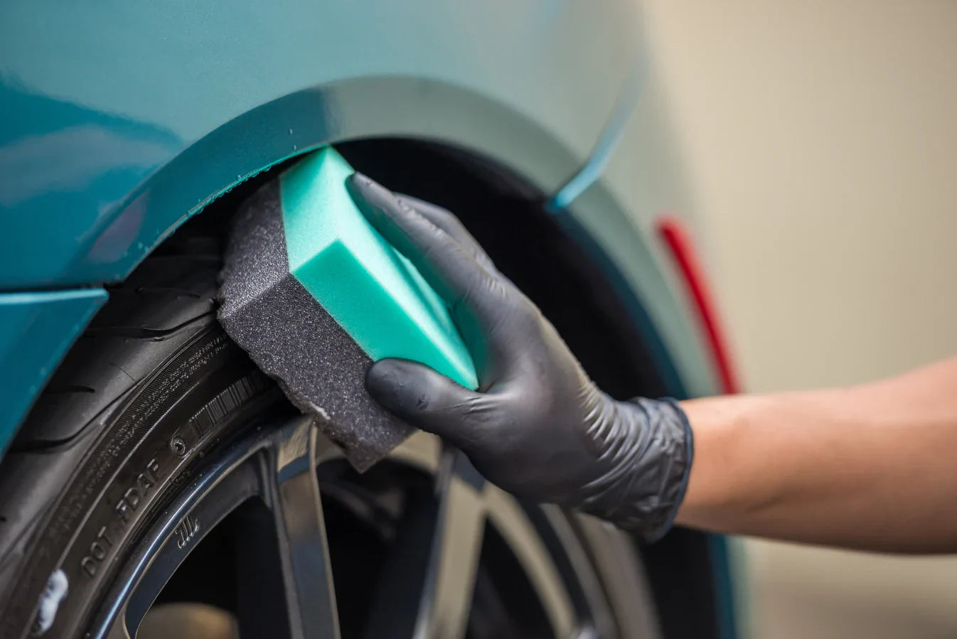 De velgenreiniger borstel is een essentieel hulpmiddel binnen car detailing producten en auto wassen producten. Perfect voor dieptereiniging auto en het verwijderen van hardnekkig vuil met velgenreiniger. Zorgt voor optimale velg bescherming en werkt uitstekend in combinatie met een foam gun voor een grondige, veilige reiniging van alle velgen.