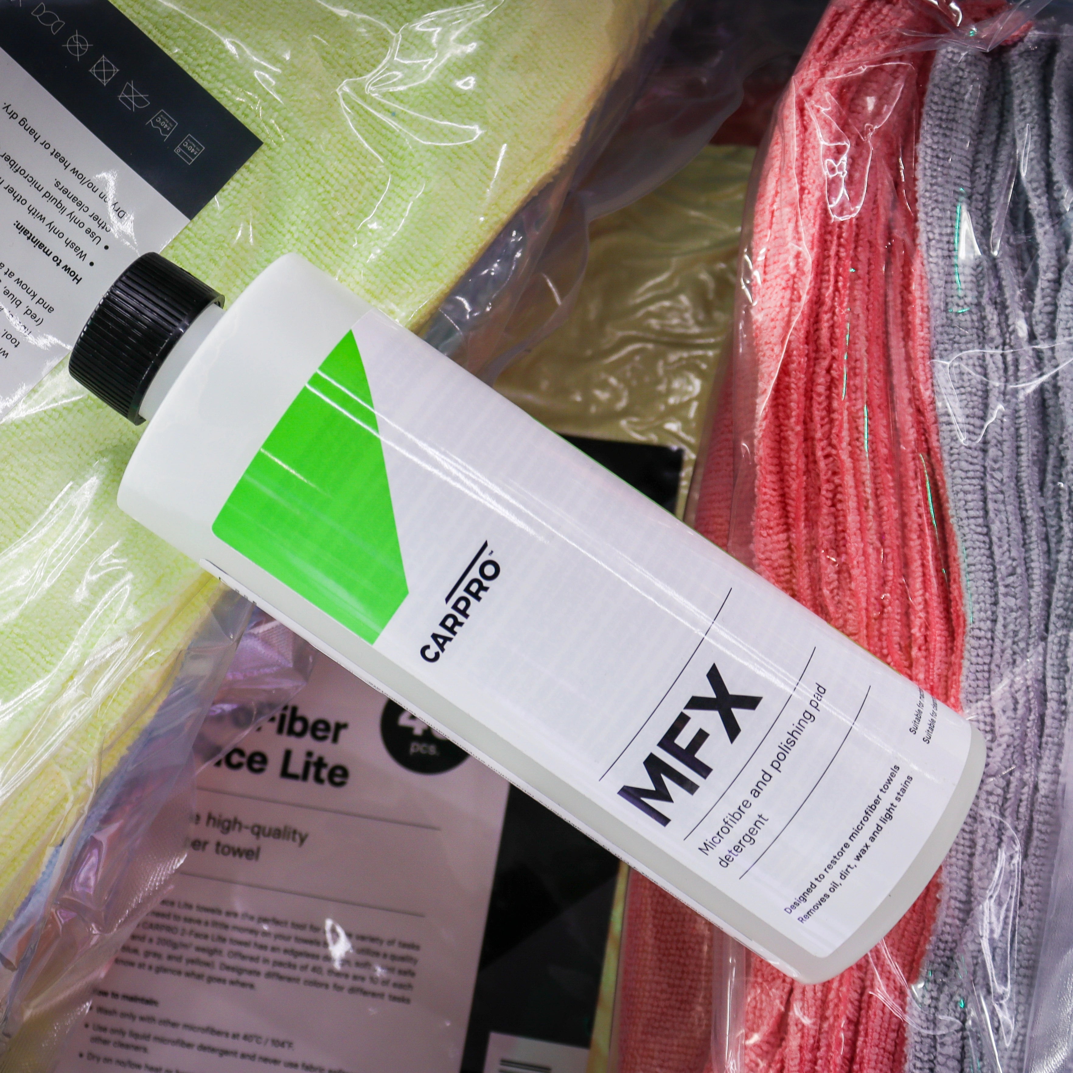 CARPRO MFx - essentieel in car detailing producten voor auto dieptereiniging, auto wassen producten, en krassen verwijderen auto. Ideaal als coating auto, glascoating auto, en keramische coating auto.