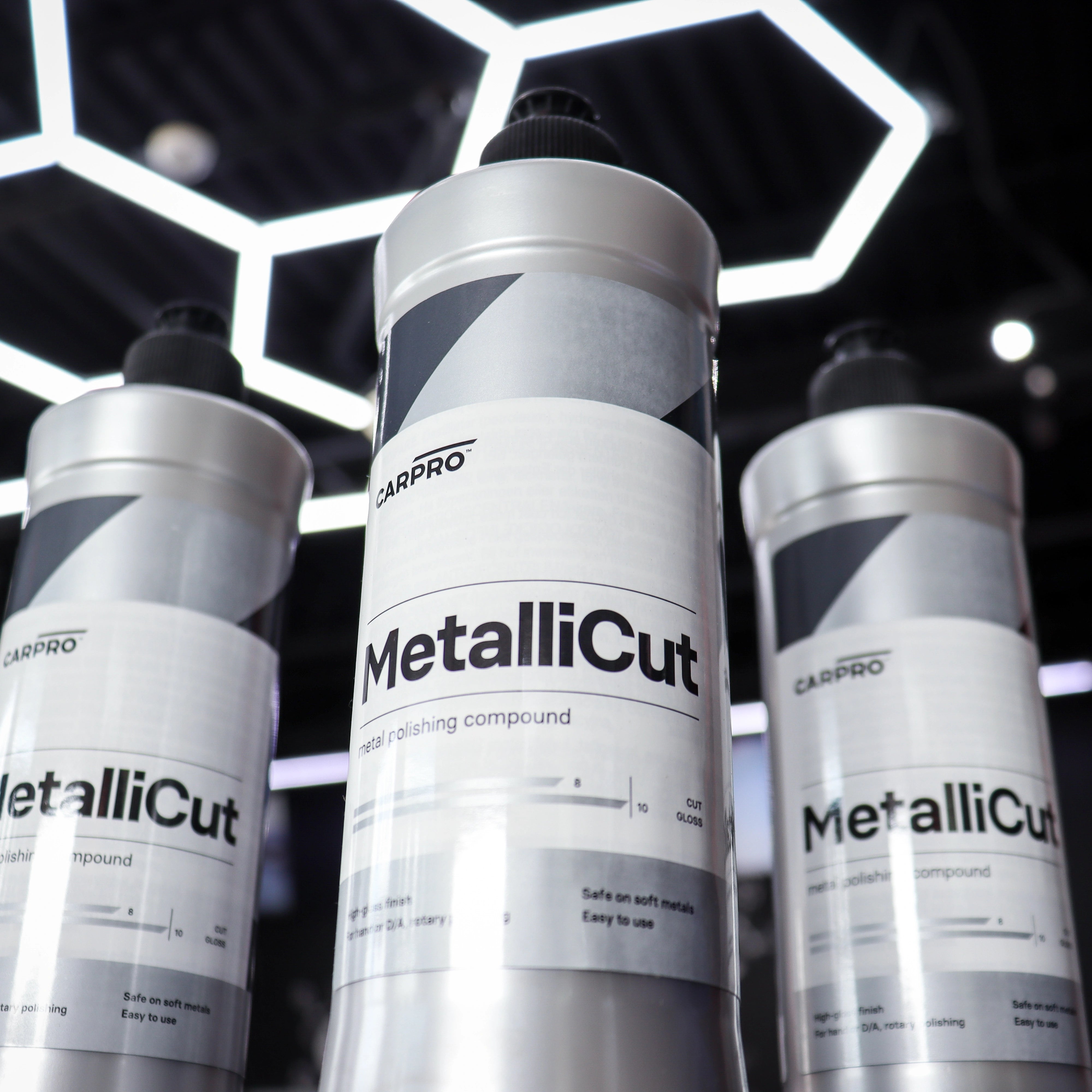 CARPRO MetalliCut - essentieel in car detailing producten voor auto dieptereiniging, auto wassen producten, en krassen verwijderen auto. Ideaal als coating auto, glascoating auto, en keramische coating auto.