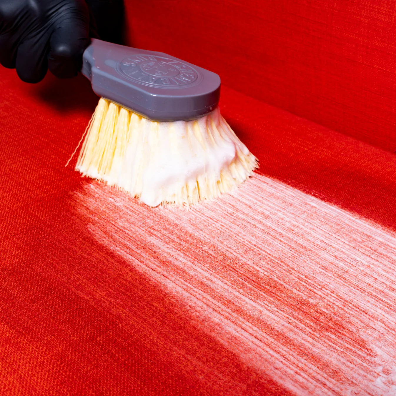 Chemical Guys Nice & Stiff Heavy Duty Carpet & Interior Brush voor auto interieur reinigen, ideaal voor tapijt auto reinigen en tapijtreiniger auto, onmisbaar in auto dieptereiniging en auto wassen producten binnen car detailing producten.